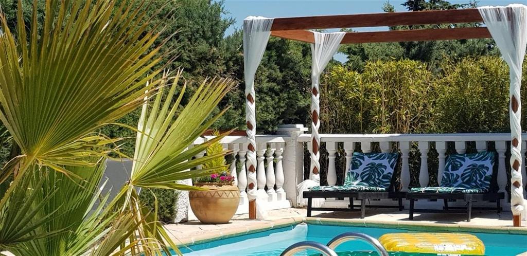 Villa T3 A 10' De Cassis - Piscine Privee Et Cuisine D'Ete Exterieure Carnoux-en-Provence Buitenkant foto